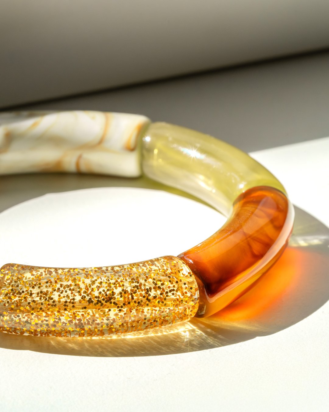 Packshot Bracelet Lueurs d'automne Ambre, paillettes, vert olive, blanc et beige marbré Aliano