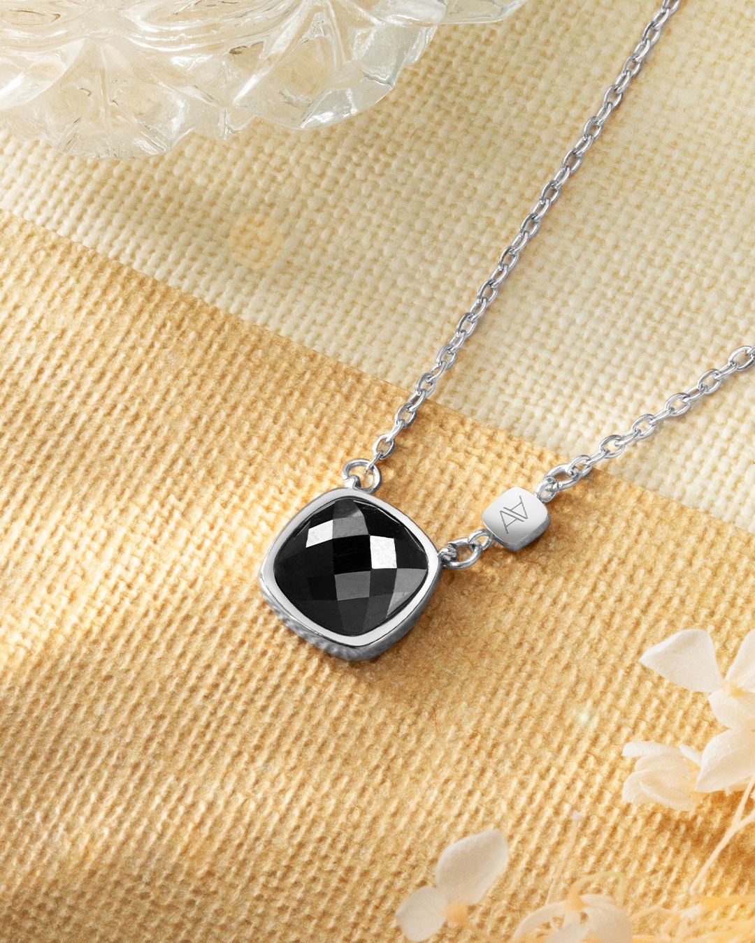 Packshot Pendentif Tourmaline Noire Leonessio