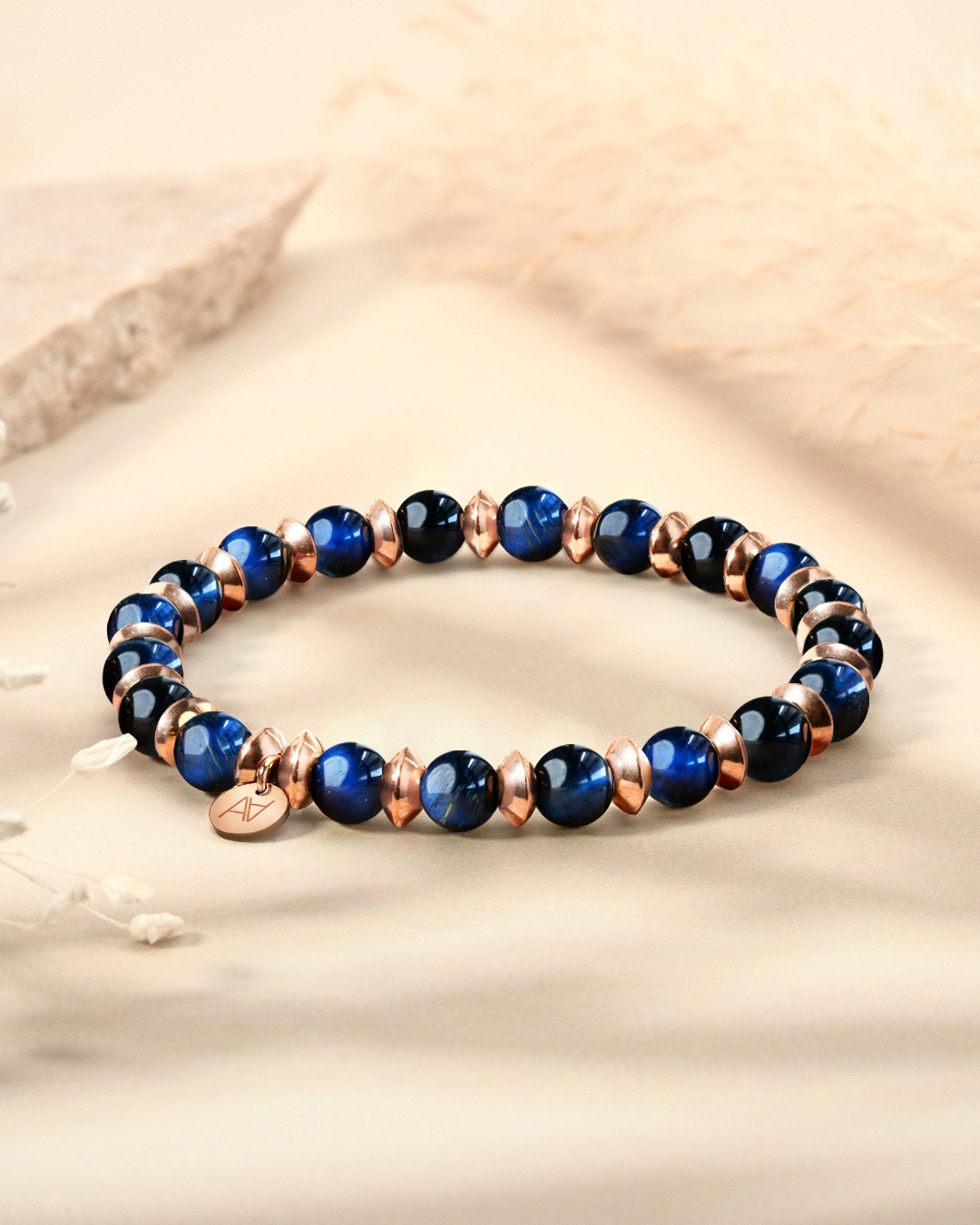 Packshot Bracelet Oeil de tigre bleu Olmeto